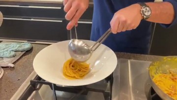 Do you know how to prepare pasta alla carbonara? In this video you can find the recipe to make carbonara sauce, showing the steps to cook this famous Italian pasta recipe, containing eggs and jowl and cheese